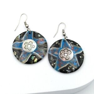 4/24$  Round hand crafted shell earrings inlaid in black